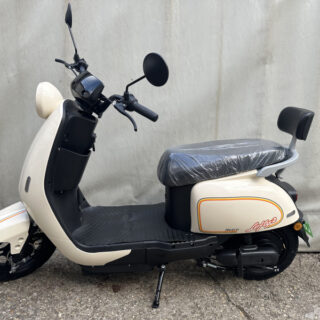 LOFTY Retro Elektromos Robogó Vanilia Szin