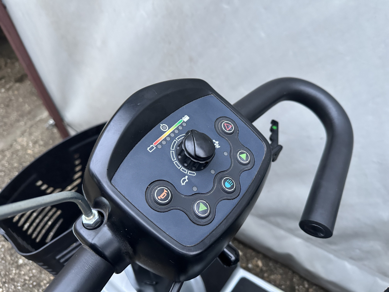 Invacare Leo (Fekete Üléssel)