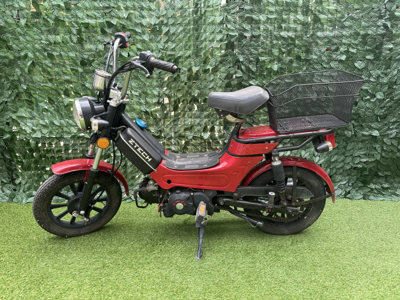 Használt Benzinmotoros Kerékpár (Műfves Háttérel)